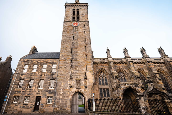 Exploring St Andrews town as a non-golfer with the experience golf sightseeing St Andrews university