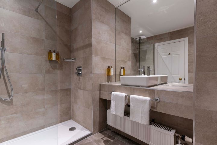 Ensuite bathroom with walk in shower at Kingsmill Hotel