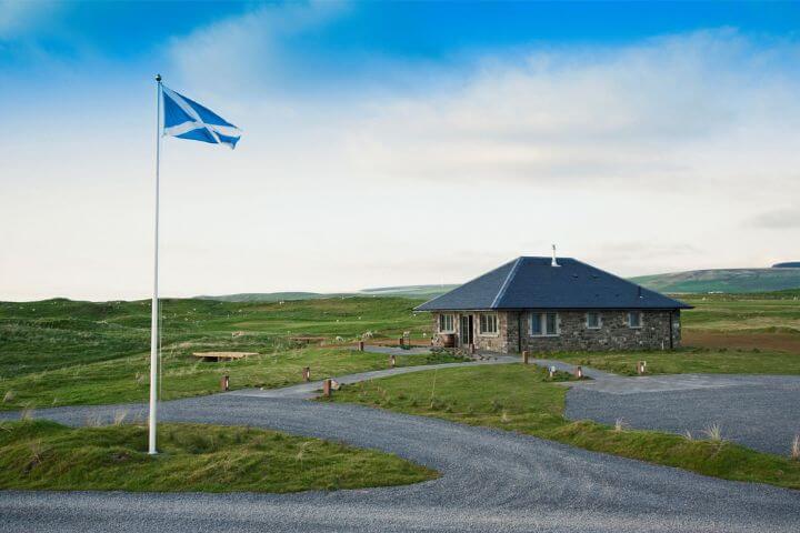 View of the clubhouse at the Machrihanish Dunes golf course in Scotland