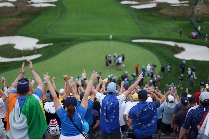 Crows enjoying the 18th hole at Ryder Cup 2023.